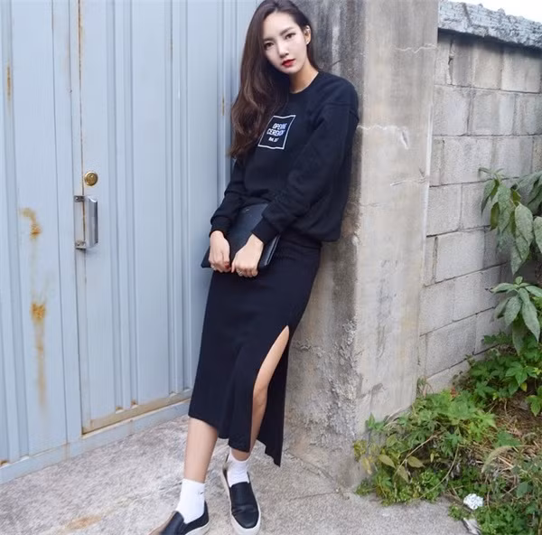 Bên cạnh đó bạn cũng có thể đứng tựa lưng, chạm mông vào tường và hơi cúi người một chút, tư thế này sẽ giúp bạn trông thanh mảnh hơn.