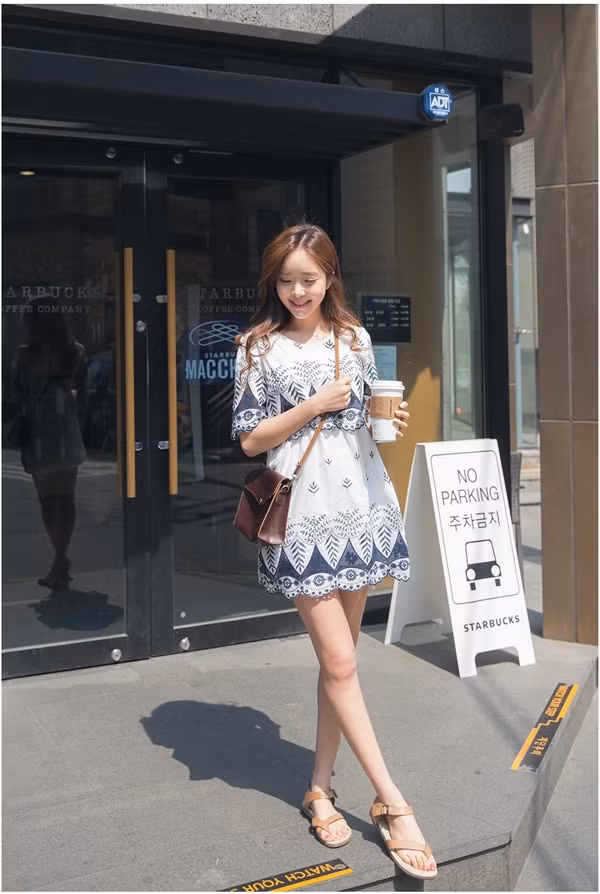 Chỉ cần bắt chéo chân kết hợp với góc chụp tốt là bạn sẽ có ngay một bức ảnh chân dài như người mẫu. Nếu bạn không mang giày cao gót, hãy nhón chân phía trước lên một chút.