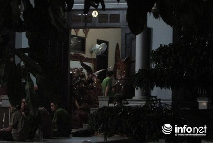 Thời điểm lực lượng chức năng tiến hành khám xét, cùng với chiếc xe hạng sang đang đậu trước sân, bên trong tòa nhà có rất nhiều nội thất bằng gỗ quý hiếm. (ảnh: Infonet)