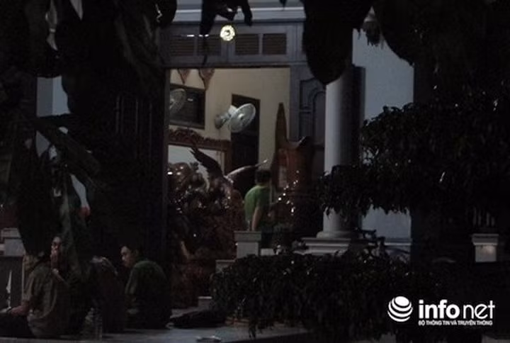 Thời điểm lực lượng chức năng tiến hành khám xét, cùng với chiếc xe hạng sang đang đậu trước sân, bên trong tòa nhà có rất nhiều nội thất bằng gỗ quý hiếm. (ảnh: Infonet)