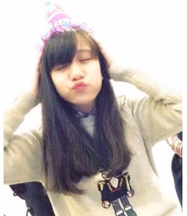 Bức ảnh chia sẻ trong thời gian ngắn nhưng số người theo dõi cô gái này đang tăng nhanh một cách chóng mặt. Hầu hết mọi người đều dành những lời khen ngợi về nhan sắc của cô gái: Nhìn đáng yêu quá; Muốn gặp một lần ngoài đời; Tóc dài nữ tính, yêu quá đi thôi. Ảnh: Facebook nhân vật.