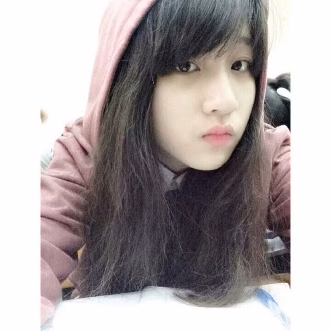 Theo đó, mọi chuyện xuất phát từ một tấm ảnh, được cho là ghi lại khoảnh khắc tại địa điểm thi Xuân Thủy. Hình ảnh cô bé đã nhanh chóng nhận được những lượt yêu thích và bình luận từ phía giới trẻ Việt.