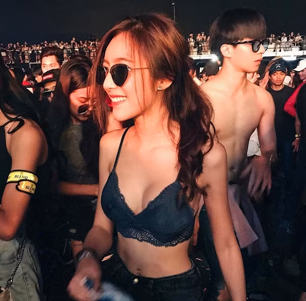 Những bữa tiệc đón năm mới luôn là địa điểm thu hút những bạn trẻ trên thế giới tham gia và đây cũng là thời điểm mà những cô gái xinh đẹp nổi bật giữa biển người được các "thánh soi" phát hiện. Một trong số đó có cô gái Thái Lan mang tên Nalurmas Sanguanpholphairot.