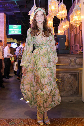 Xuất hiện tại phố đi bộ Nguyễn Huệ của "Tuần lễ nhà thiết kế thời trang Việt Nam 2016", Hồ Ngọc Hà nhanh chóng trở thành tâm điểm của giới truyền thông.