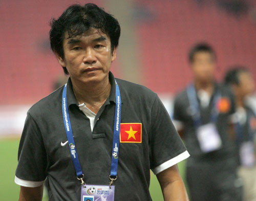 Tuy nhiên, tại AFF Cup 2012, với việc ĐT Việt Nam chỉ kết thúc ở vị trí thứ 3 vòng bảng và bị loại, nhà cầm quân 55 tuổi này đã đệ đơn xin từ chức.