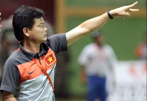 Ứng cử viên tiếp theo được điểm mặt có thể thay thế chiến lược gia người Nhật tại chiếc ghế nóng của ĐTVN đó là HLV Nguyễn Văn Sỹ. Cũng giống như Hữu Thắng, Văn Sỹ là một HLV trẻ cũng đã gây dựng được danh tiếng của mình trong thời gian vừa qua nhờ phương án huấn luyện hiện đại và phù hợp với thể trạng các cầu thủ Việt Nam.