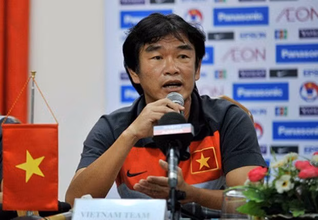 Phan Thanh Hùng chẳng lạ với chiếc ghế HLV trưởng ĐTQG. Trong khoảng thời gian từ tháng 6/2012 tới tháng 12/2012, ông từng nắm ĐT Việt Nam, trải qua 15 trận, với thắng 5, hòa 5 và thua 4.