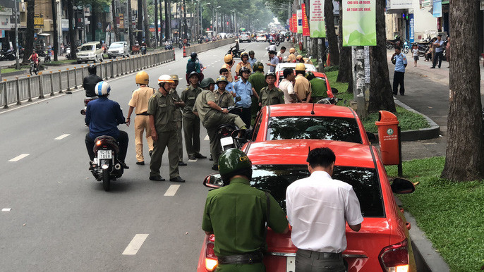 Nhiều phương tiện đậu sai quy định đã bị xử lý.