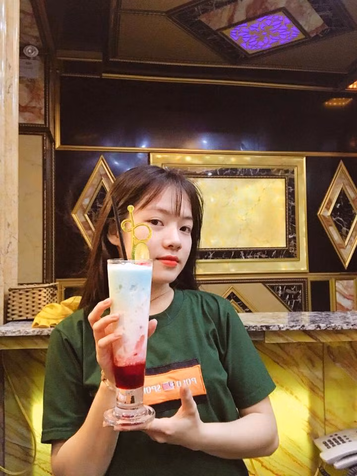 Theo nhiều tiết lộ của các dân mạng, hiện tại C.T đang là nhân viên tại 1 quán cafe tại thành phố Vinh trong vai trò 1 người pha chế đồ uống.