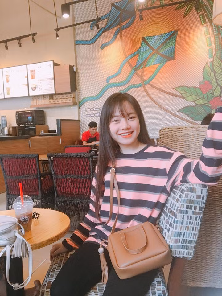 Xuất hiện trong bộ áo dài đỏ với nhiều họa tiết chữ hỷ, cô nàng bê tráp sở hữu gương mặt ưa nhìn với đôi mắt tinh nghịch, khuôn miệng rộng sang trọng và sống mũi thẳng thanh thoát khiến bất cứ anh chàng bê lễ nào cũng phải ngoái lại ngắm nhìn.