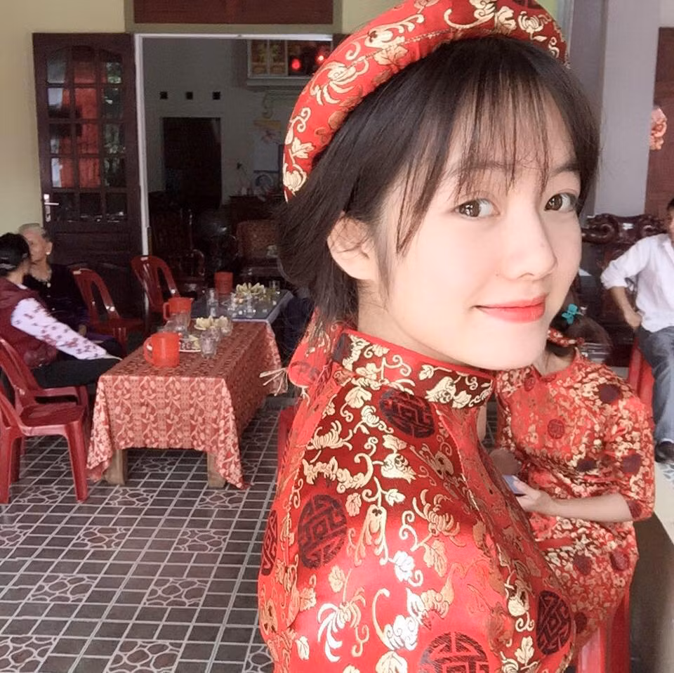 Đám cưới hay đám hỏi thì nhân vật trung tâm thường sẽ là cô dâu hoặc chú rể, nhưng trong đội hình nhà gái xuất hiện thêm một cô nàng xinh đẹp và trở thành tâm điểm của mọi sự chú ý thì không cũng không phải là hiếm hiếm. Mới đây nhất, tại một đám hỏi ở Nghệ An, một cô nàng bê tráp cực xinh đã khiến dân mạng phải cất công tìm kiếm. Ảnh trong bài: FBNV.