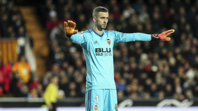 Arsenal đang lên kế hoạch đưa về sân Emirates 1 trong 2 cái tên là Neto, thủ môn của CLB Valencia và Keylor Navas, người đang khoác áo đội bóng hoàng gia Tây Ban Nha.