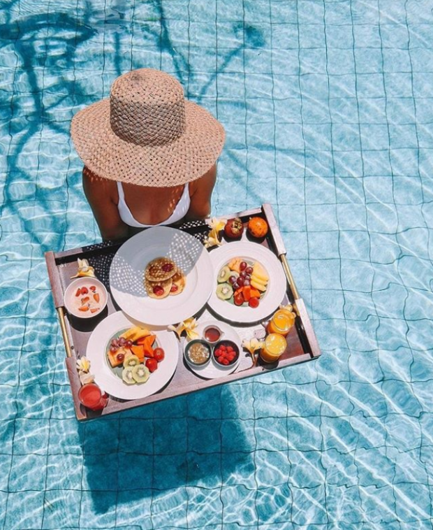 Giới trẻ luôn luôn sáng tạo ra những điều độc đáo để có những bức ảnh sống ảo cực đẹp. Hết việc ăn sáng trên giường thì mới đây, các bạn trẻ đã cho ra mắt những bức ảnh khoe bữa sáng nhẹ ở khung cảnh cực sang chảnh.