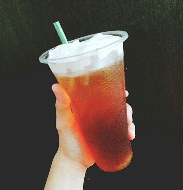 Ngày ấy chẳng có nhiều món ngon khắp đông tây như bây giờ nên kem xôi nghiễm nhiên trở thành một trào lưu bởi sự kết hợp độc đáo đầy thú vị. Hồng trà thì khỏi nói, bao la đủ loại từ hồng trà bí đao, hồng trà ô mai, chocolate.