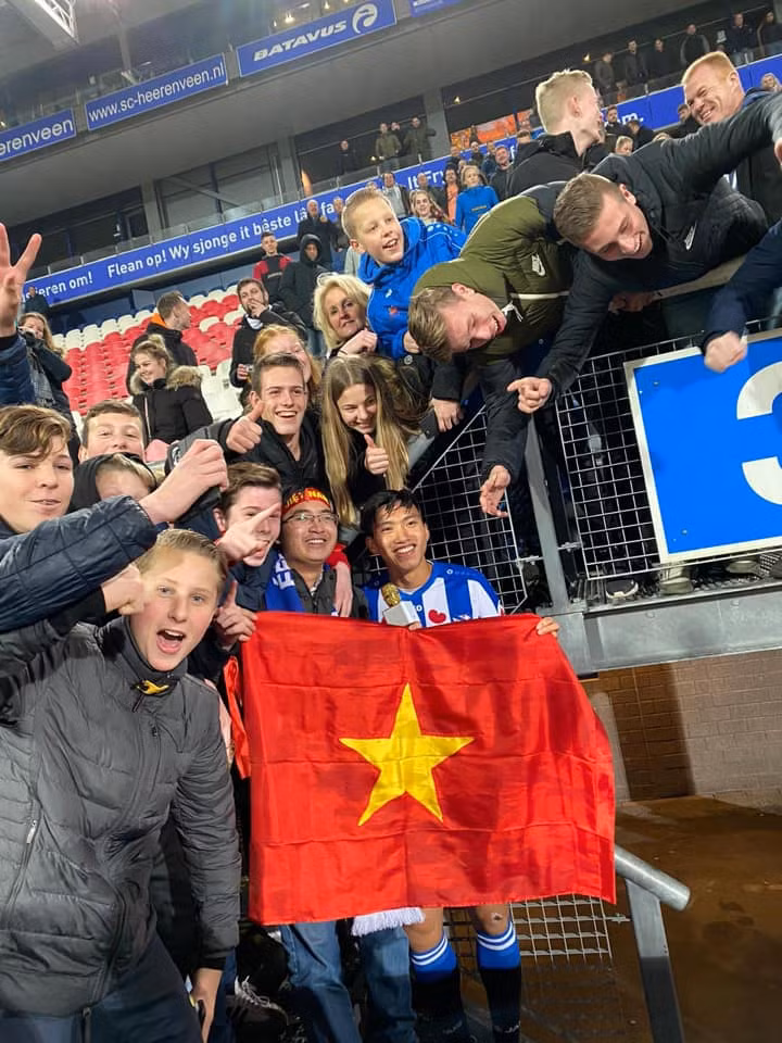 Bài viết của Đoàn Văn Hậu nhanh chóng thu hút 5.700 lượt thích, 245 bình luận và 86 chia sẻ sau 10 phút. 2 cầu thủ Việt Nam là Ngô Hoàng Thịnh và Hà Đức Chinh cũng có những lời chia vui với hậu vệ quê Thái Bình.