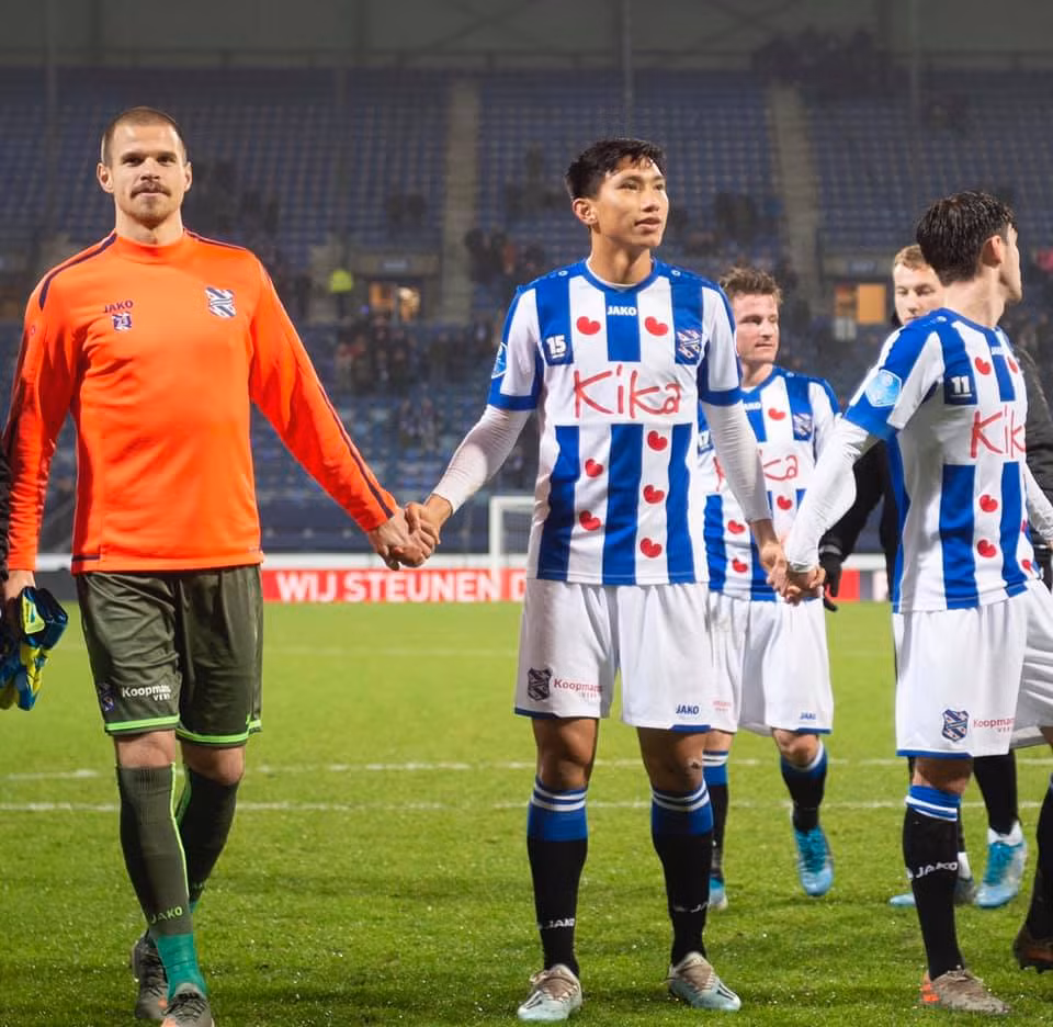 Cụ thể, hậu vệ Đoàn Văn Hậu đã được vào sân thay cho Sherel Floranus ở phút 89 của trận đấu. Đây chính là sự ghi nhận của HLV trưởng Jansen đối với những nỗ lực không biết mệt mỏi của hậu vệ Việt Nam trong thời gian qua.