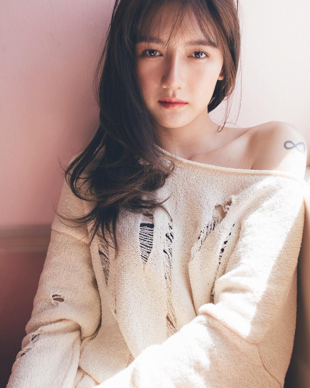 Sinesyn có tên đầy đủ là Thanya Sinesyn Siwasiriyangkoon, đến từ Bangkok. Sinesyn không chia sẻ nhiều thông tin cá nhân về mình và mọi người chỉ biết cô nàng này thông qua kênh Youtube riêng chuyên reviews mỹ phẩm cũng như dạy cách trang điểm