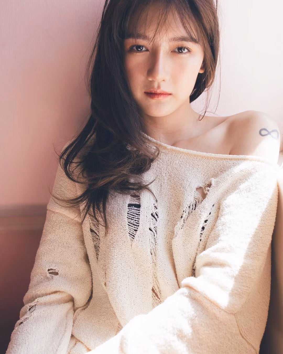 Sinesyn có tên đầy đủ là Thanya Sinesyn Siwasiriyangkoon, đến từ Bangkok. Sinesyn không chia sẻ nhiều thông tin cá nhân về mình và mọi người chỉ biết cô nàng này thông qua kênh Youtube riêng chuyên reviews mỹ phẩm cũng như dạy cách trang điểm