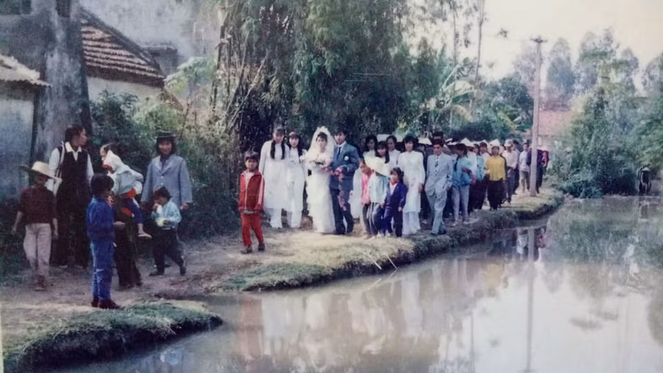 Chỉ sau ít giờ đăng tải, bức ảnh khoe đám cưới xưa đã nhận được hơn 40.000 lượt like, bên cạnh đó là hàng nghìn bình luận từ cộng đồng mạng. Đặc biệt, có cả các cô chú lớn tuổi có làm đám cưới vào thời xưa cũng chia sẻ lại những kí ức.