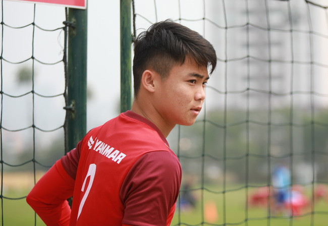 Tùng Quốc từng là bất ngờ lớn nhất trong danh sách 27 cầu thủ được triệu tập vào ĐT Việt Nam trước Asian Cup 2019. Dù không thể trình làng ở giải đấu này, nhưng Tùng Quốc đang chơi càng ngày càng tiến bộ.