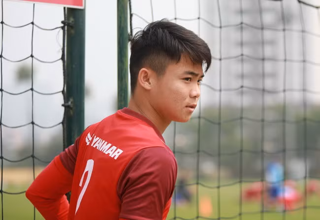 Tùng Quốc từng là bất ngờ lớn nhất trong danh sách 27 cầu thủ được triệu tập vào ĐT Việt Nam trước Asian Cup 2019. Dù không thể trình làng ở giải đấu này, nhưng Tùng Quốc đang chơi càng ngày càng tiến bộ.