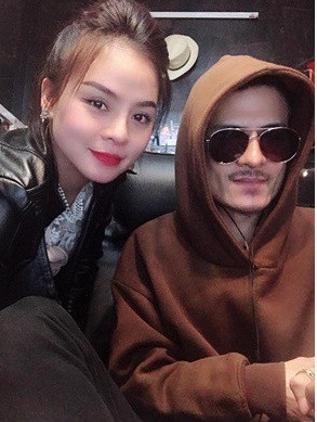 Khoảng thời gian đầu khi Hoa Vinh mới gây chú ý và bị cho là chiêu trò, Lê Quỳnh cũng đã không ngần ngại bênh vực anh trai mình khi phát ngôn: "Chúng tôi chẳng có ekip, chẳng có chiêu trò, cũng không có ai đứng sau chống lưng hay hỗ trợ. "