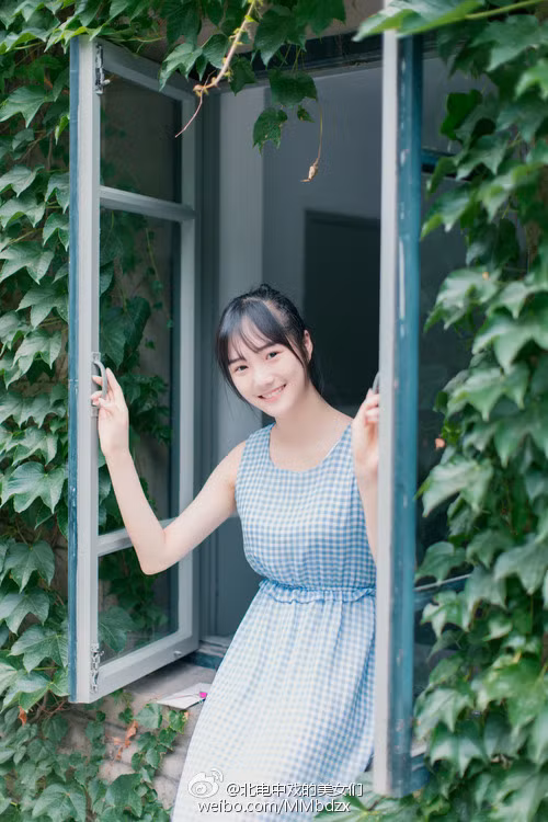 Lướt qua trang weibo sở hữu gần 20.000 lượt theo dõi của Lý Ngạn Mạn, có thể dễ dàng nhận thấy rằng cô hot girl trường hý kịch này là một thiếu nữ yêu du lịch, thích nhiếp ảnh và đam mê nghệ thuật diễn xuất.