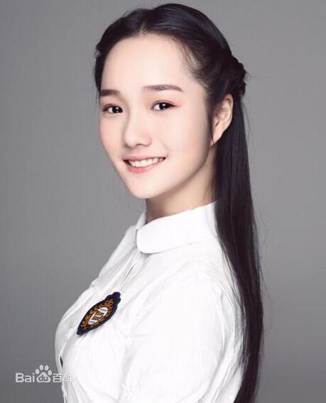 Nụ cười tỏa nắng là vũ khí lợi hại nhất của Lý Ngạn Mạn để chinh phục trái tim của cư dân mạng ngay từ giây phút đầu tiên.