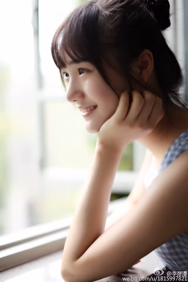 Nói về sắc đẹp của cô gái 9X xinh đẹp Trung Quốc, nhiều dân mạng phải tán tụng rằng cô nàng có làn da trắng như “bạch ngọc”, mái tóc dài óng ả, khuôn mặt sáng tinh khôi.