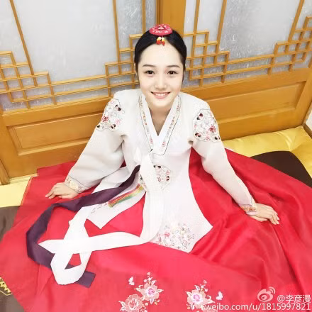 Hot girl xứ Trung nói trên có tên là Lý Ngạn Mạn sinh ngày 25/10/1995. Hiện cô gái này đang là sinh viên của Học viện Hý kịch Trung ương - Trung Quốc.