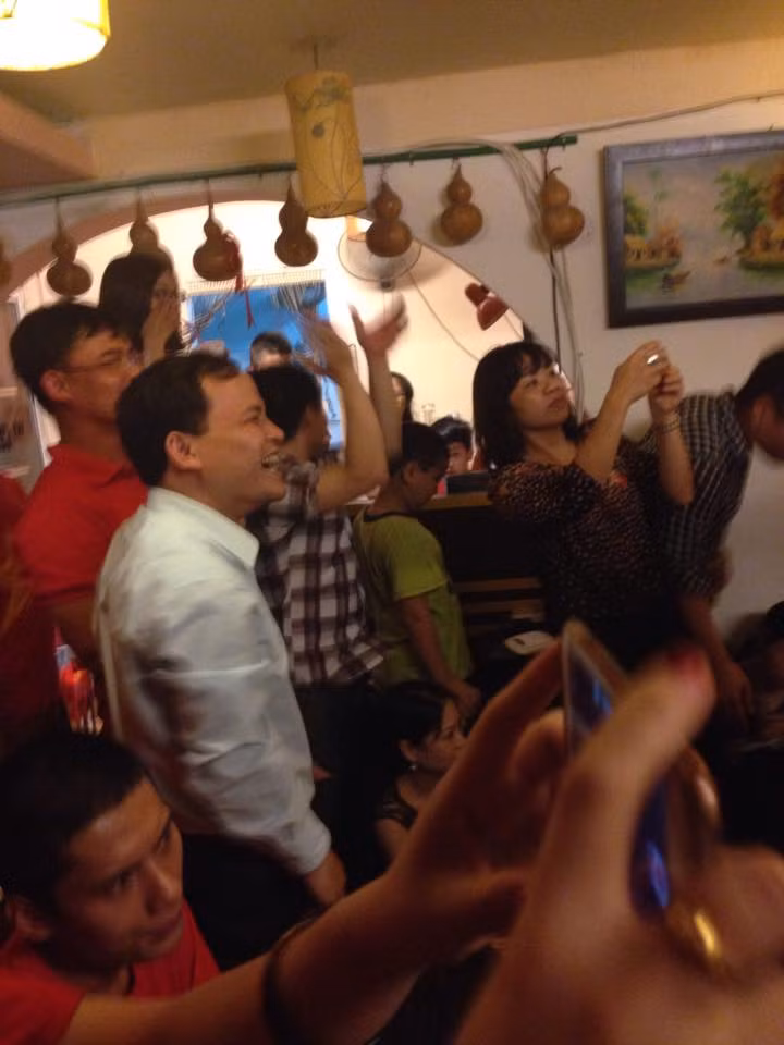 CĐV quê nhà vỡ òa trong hạnh phúc.