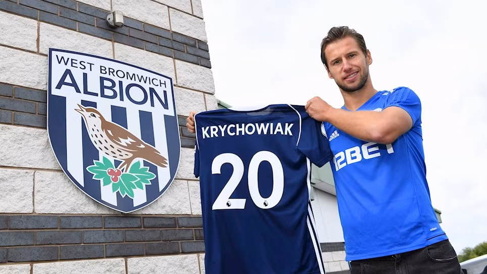 Krychowiak rời PSG, tới Premier League: West Brom chính thức xác nhận mượn thành công tiền vệ Grzegorz Krychowiak từ PSG. Chia sẻ sau khi thương vụ được hoàn tất, Krychowiak cho biết anh đã nhận được nhiều lời đề nghị từ Italia và Tây Ban Nha, nhưng cuối cùng đã chọn West Brom.