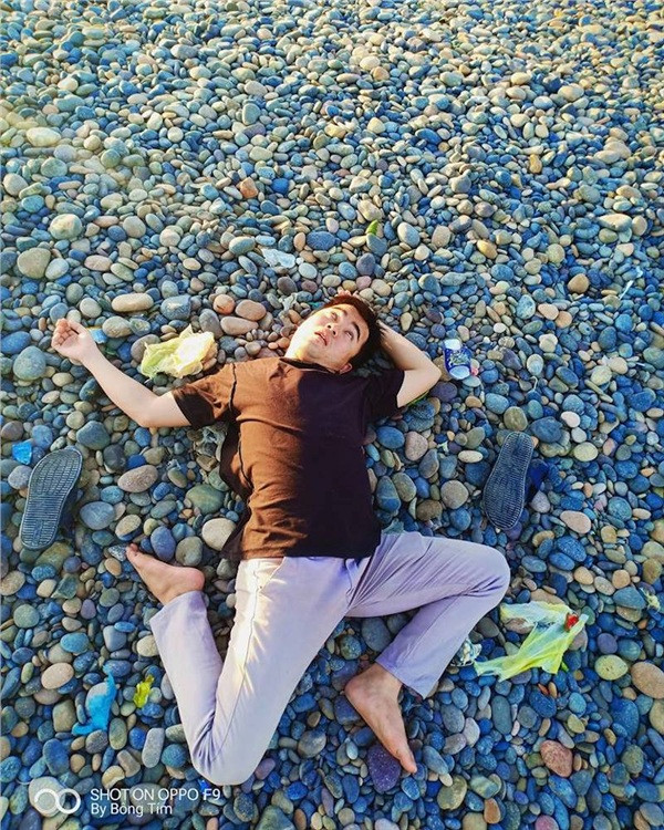 "Nhiệt độ Bình Thuận cao lắm, nóng đến 39 – 40 độ, nhiều nơi như Bàu, bán hoang mạc nhiệt độ còn cao hơn, đi dọc đường chẳng có cây cối gì hết, nóng muốn xỉu luôn thì làm sao mà tỏ ra ngầu cho được!", Chính Nghĩa chia sẻ.