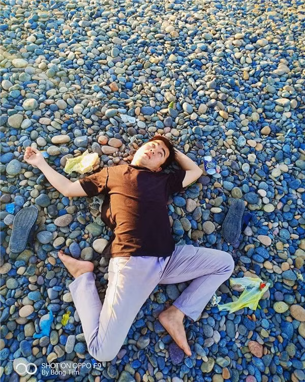 "Nhiệt độ Bình Thuận cao lắm, nóng đến 39 – 40 độ, nhiều nơi như Bàu, bán hoang mạc nhiệt độ còn cao hơn, đi dọc đường chẳng có cây cối gì hết, nóng muốn xỉu luôn thì làm sao mà tỏ ra ngầu cho được!", Chính Nghĩa chia sẻ.