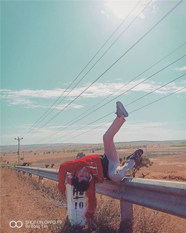 Nguyễn Hoàng Chính Nghĩa được CĐM biết tới với biệt danh " Thánh tạo dáng bá đạo" sau khi bộ ảnh "Khóc trôi cả Đà Lạt" được lên sóng trên MXH. Mới đây, anh chàng sinh viên năm cuối tại Đại học Tài Chính Marketing (TP.HCM) lại cho ra đợi bộ ảnh tạo dáng mới mang tên "zombie" được thực hiện tại Bình Thuận.