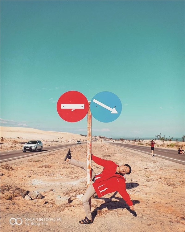 Quả thực như vậy, lưu lại khoảnh khắc của chuyến đi kéo dài hai ngày này, thật không có tấm nào Nghĩa tạo dáng ngầu hay "deep" mà toàn diễn cảnh uốn éo, ngã lật ngửa thậm chí ôm biển chỉ đường, nằm lăn trên gác dừng chân không khác gì zombie.