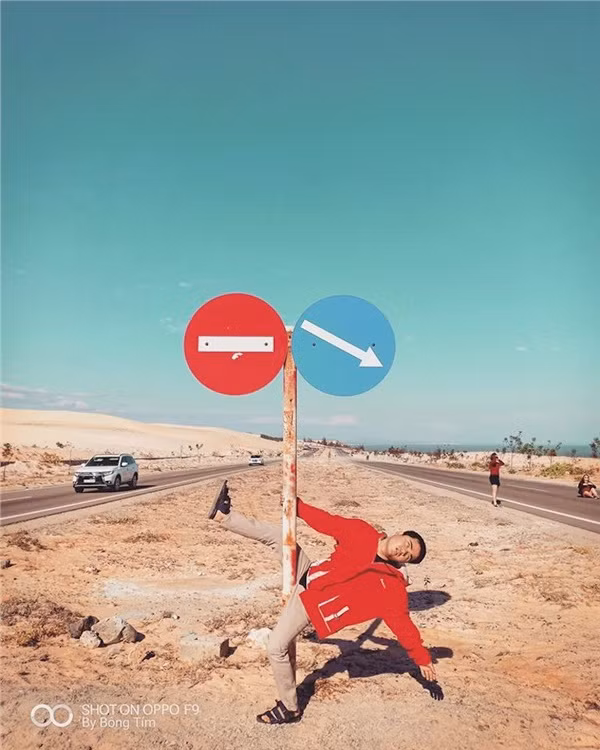 Quả thực như vậy, lưu lại khoảnh khắc của chuyến đi kéo dài hai ngày này, thật không có tấm nào Nghĩa tạo dáng ngầu hay "deep" mà toàn diễn cảnh uốn éo, ngã lật ngửa thậm chí ôm biển chỉ đường, nằm lăn trên gác dừng chân không khác gì zombie.