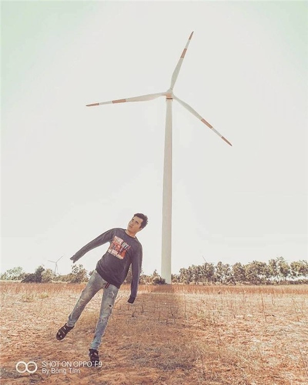 Chia sẻ về bộ ảnh tạo dáng "Zombie" của mình, Chính Nghĩa cho biết: "Mỗi nơi đặt chân đến, mình lại có những cảm xúc mới và khi ấy mình quyết chụp theo cảm xúc đó, album ảnh "Bình Thuận đẹp xỉu" là cách mà mình tả thực câu nói: chỗ này đẹp muốn xỉu, nóng muốn xỉu".