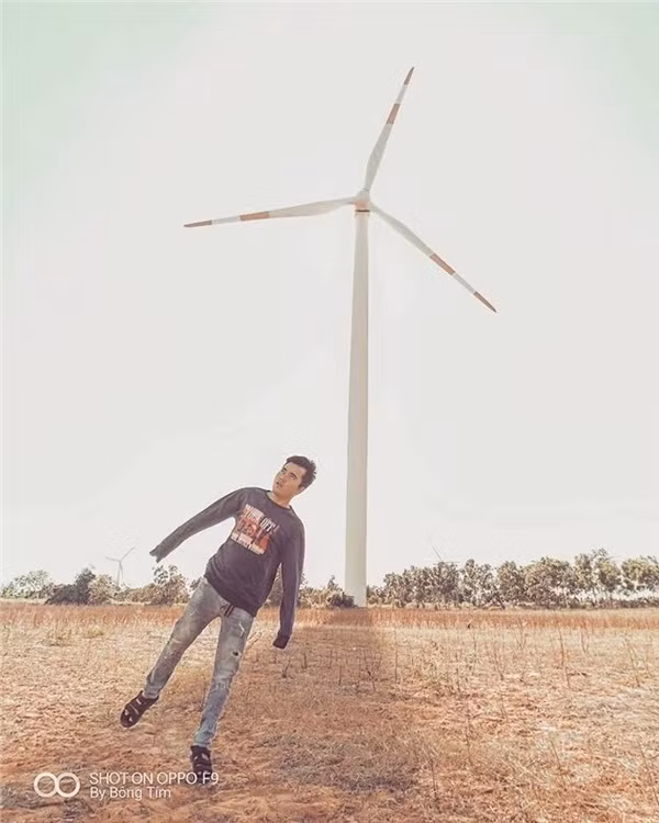 Chia sẻ về bộ ảnh tạo dáng "Zombie" của mình, Chính Nghĩa cho biết: "Mỗi nơi đặt chân đến, mình lại có những cảm xúc mới và khi ấy mình quyết chụp theo cảm xúc đó, album ảnh "Bình Thuận đẹp xỉu" là cách mà mình tả thực câu nói: chỗ này đẹp muốn xỉu, nóng muốn xỉu".