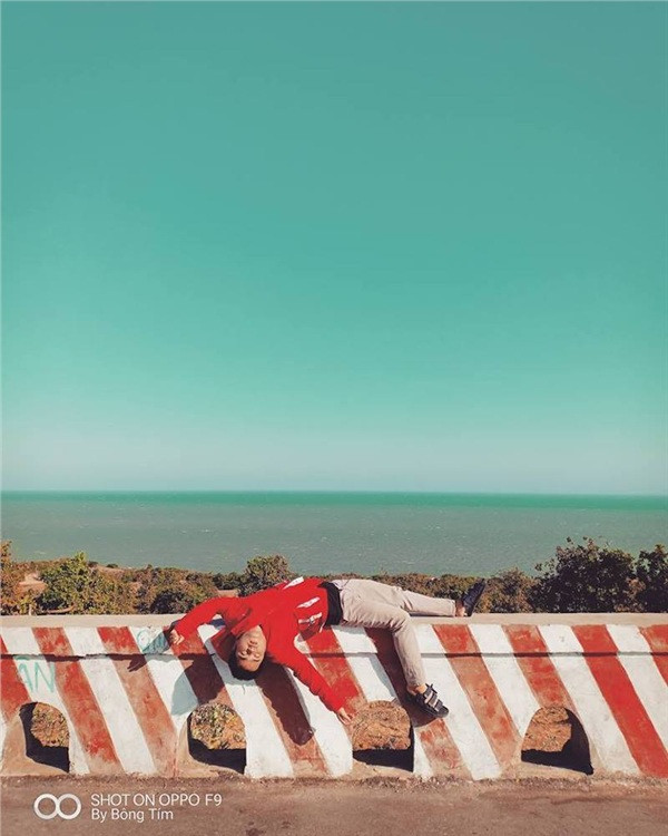 Tự nhận xét về tính cách của mình, Chính Nghĩa cho hay: "Tính mình vui vui nên chọn cách thể hiện hài bởi những lúc mình chụp hình deep thì bạn bè đồng nghiệp lại bảo nhìn không quen mắt, nói kỳ'".