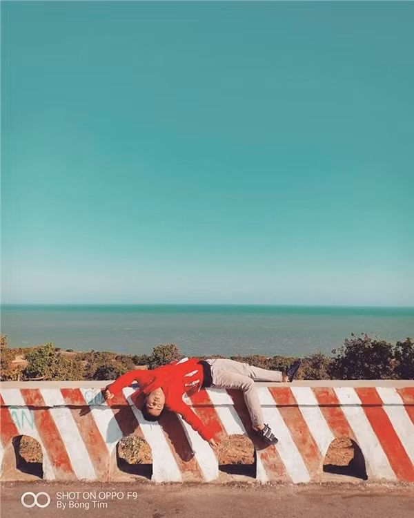 Tự nhận xét về tính cách của mình, Chính Nghĩa cho hay: "Tính mình vui vui nên chọn cách thể hiện hài bởi những lúc mình chụp hình deep thì bạn bè đồng nghiệp lại bảo nhìn không quen mắt, nói kỳ'".