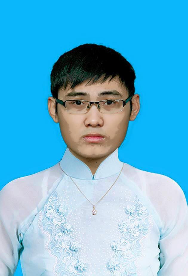 Đi kèm là bức ảnh kỷ yếu mọi thứ đều hoàn hảo, chỉ có góc áo hơi bị bung làm giảm đi sự nghiêm chỉnh.