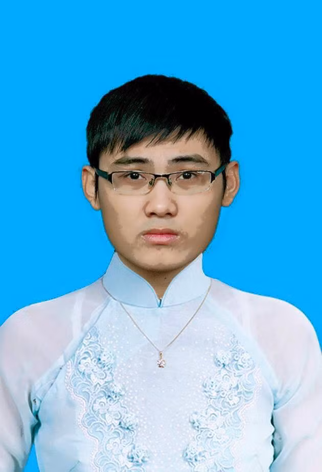 Đi kèm là bức ảnh kỷ yếu mọi thứ đều hoàn hảo, chỉ có góc áo hơi bị bung làm giảm đi sự nghiêm chỉnh.