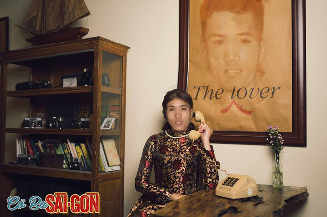 Mới đây, một anh chàng có bức ảnh kỷ yếu chưa được ưng ý nên đành mang lên Facebook nhờ vả kèm theo dòng trạng thái: "Bác nào có thể giúp em làm mất cái đoạn áo bị bung ra không ạ, hoặc cắt đi một tí cũng được".