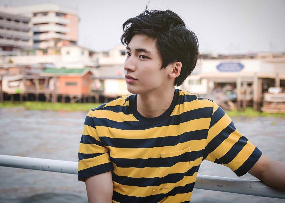 Ponlawit còn được mệnh danh là "nam thần học đường" với những bức ảnh diện đồng phục cực điển trai của mình. Năm ngoái, cậu bạn người Thái Lan đã khiến các fan Việt ngất ngây với bức ảnh diện áo sơ mi trắng đẹp không chê vào đâu được.