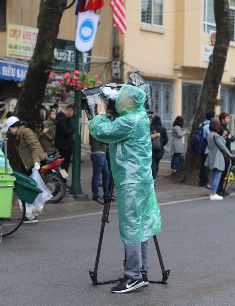 Góc máy cao nên chàng quay phim phải cố kiễng chân.
