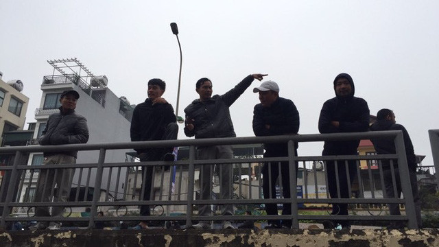 Một số khác lại chọn những điểm cao khác như cầu vượt đi bộ để có góc ảnh đẹp chụp đoàn tháp tùng của hai vị Nguyên thủ đi qua.