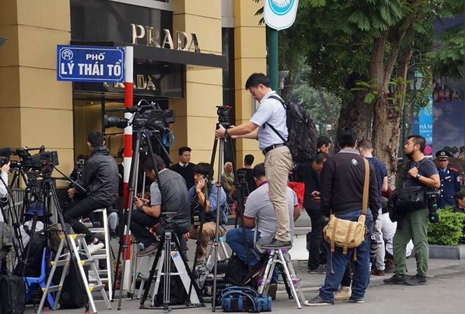 Từng góc máy đẹp phục vụ khán giả đi đôi với việc các phóng viên trong nước và quốc tế phải vất vả chờ đợi, tìm kiếm.