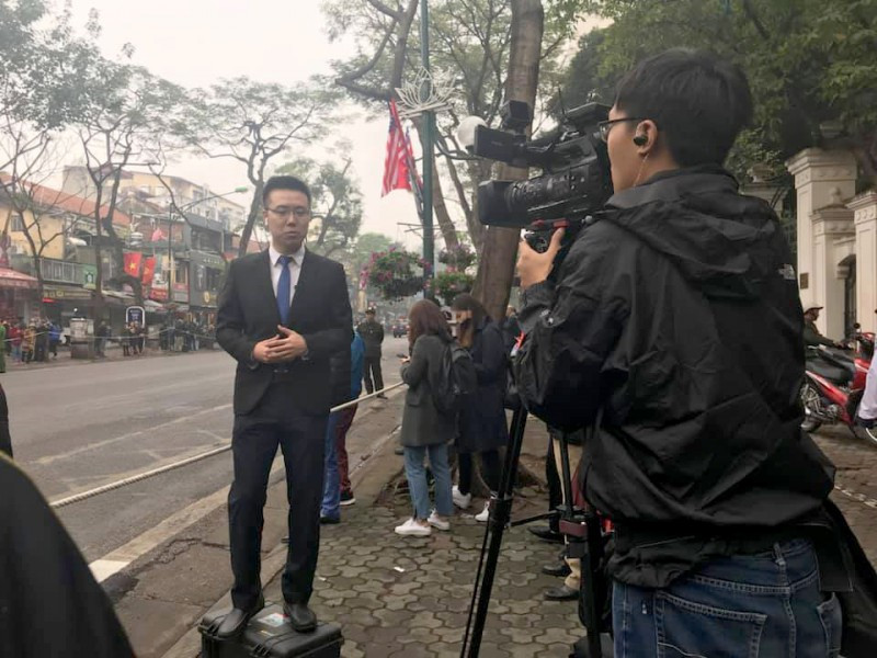 Đứng lên chiếc vali đựng máy quay là điều thường thấy của các BTV tác nghiệp ngoài "chiến trường".
