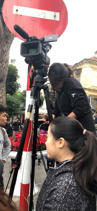 Để có điểm cao ở các góc phố nơi nguyên thủ hai nước Mỹ-Triều đi qua, các phóng viên phải mang theo thang, ghế hay thậm chí là đứng lên luôn chiếc vali đựng máy ảnh của mình.